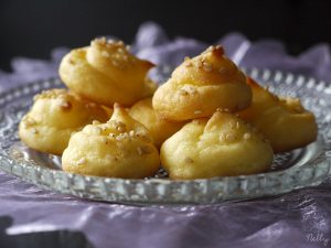 Petites gougères au fromage de chèvre et sésame