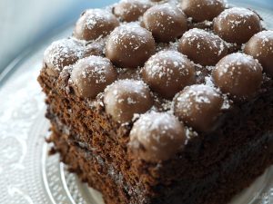 Gâteau au chocolat avec crème mousseuse au chocolat et billes de Maltesers…