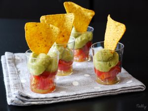 Verrines de tomates cerises, guacamole et nachos