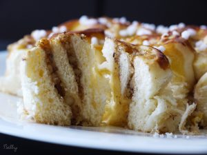 Brioche doudou au caramel, noix et noisettes