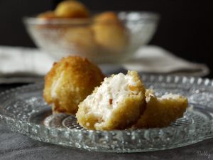 Cromesquis de chèvre, miel et pignons de pin