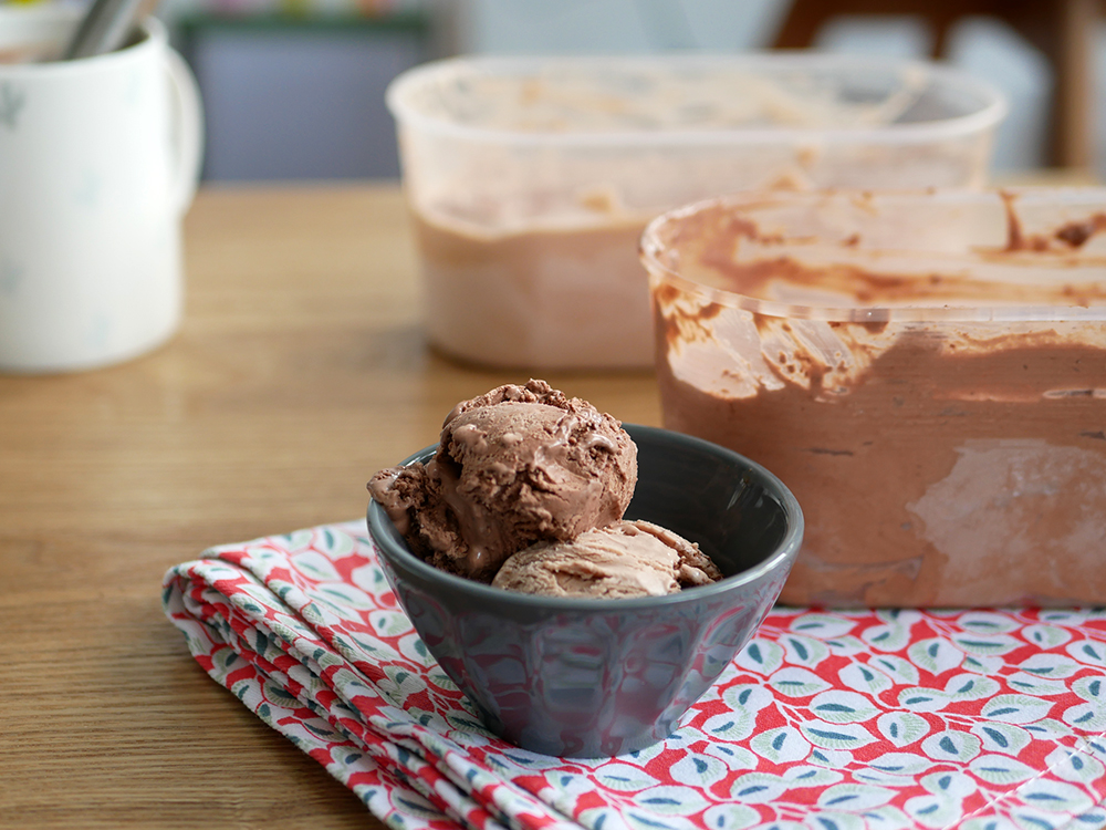 Boules de crèmes glacées chocolatées