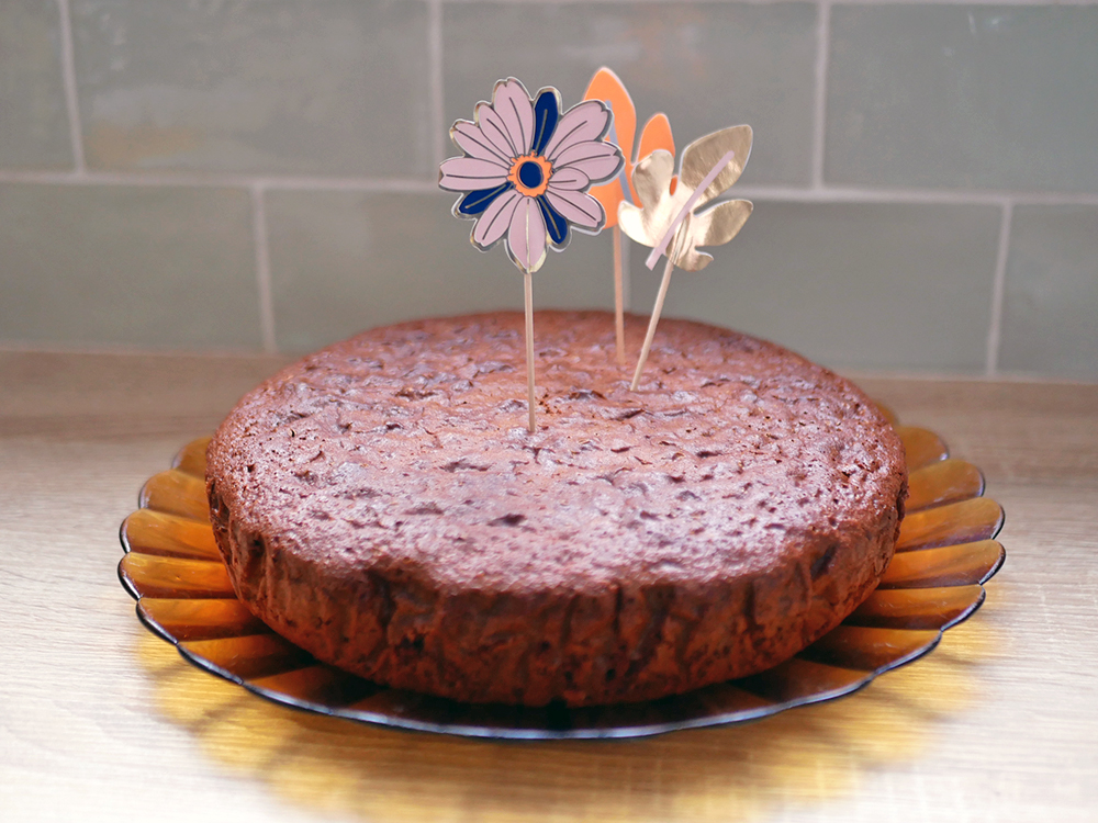 Habillez le gâteau anti-gaspi avec de jolies décorations !